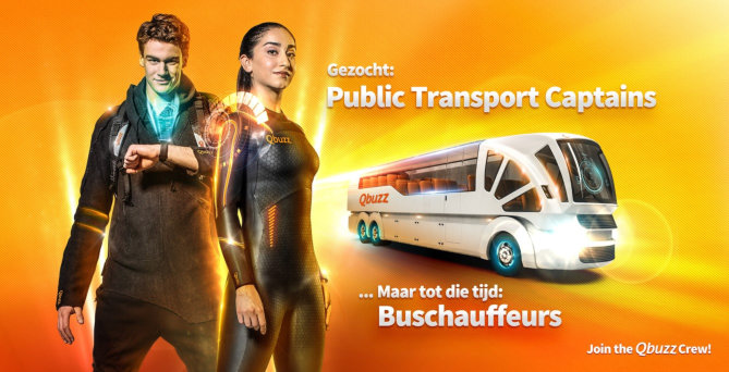 Man en vrouw met een bus op de achtergrond
