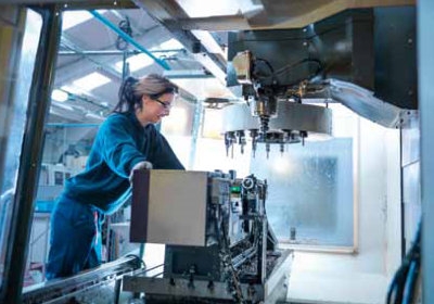 Vrouw achter een machine