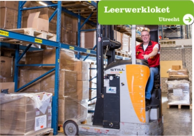 Man op een heftruck in een magazijn