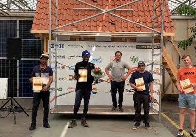 Meerder mensen met een diploma in de hand.