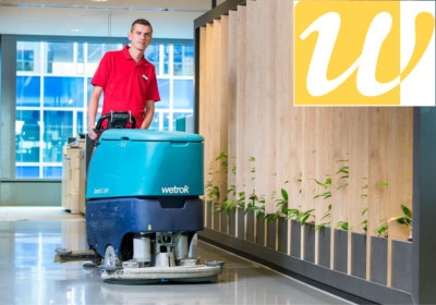 Man aan het werk met een schoonmaakmachine vloer.